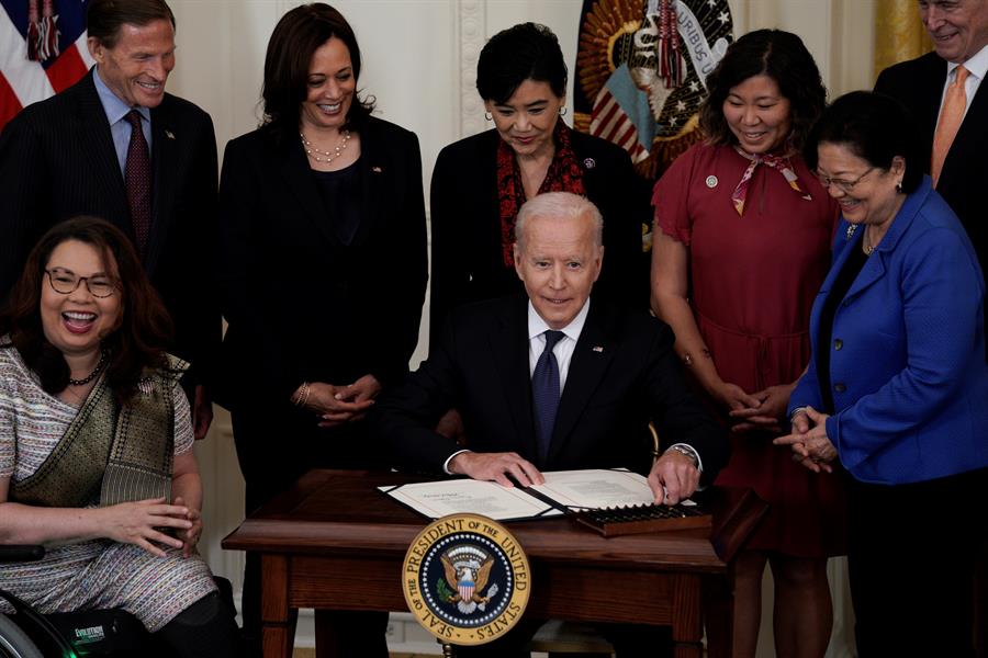 Biden firma ley para acabar con los crímenes de odio contra los asiáticos