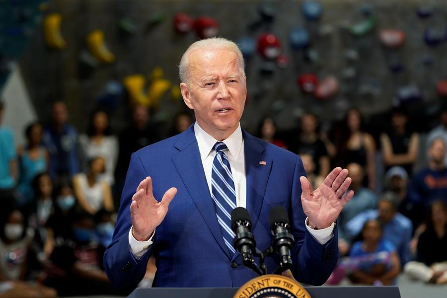 Las muertes por COVID-19 cayeron un 85 % en EEUU, según Biden