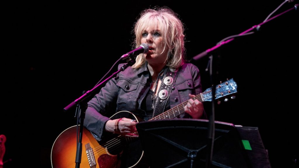 Lucinda Williams se recupera de un derrame cerebral No quería ser muy alarmista