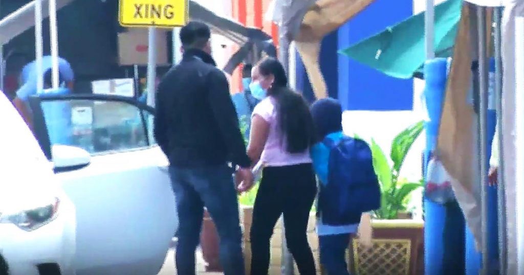 Madre y niño abandonado en la frontera se reunieron