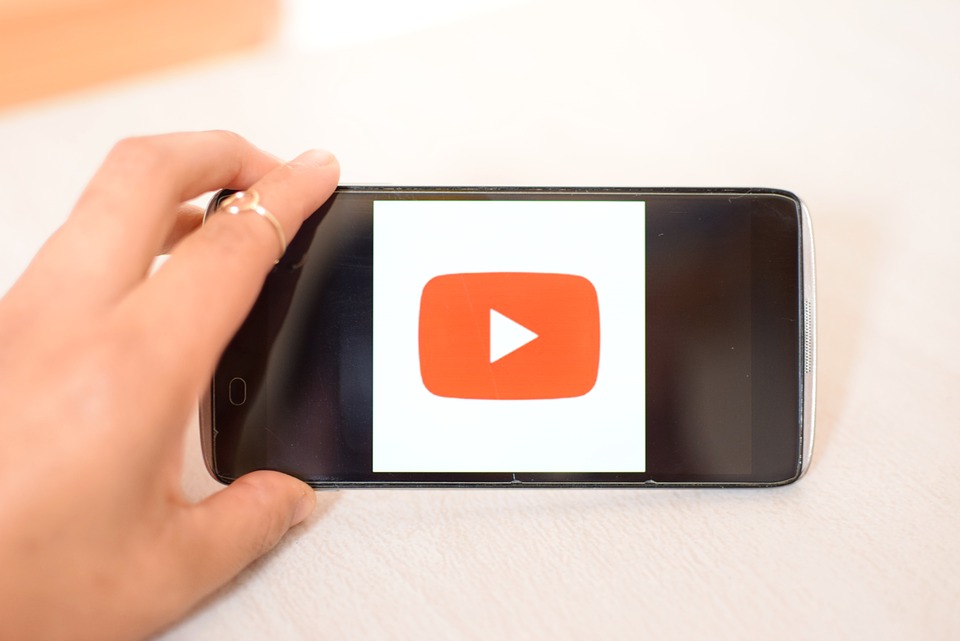 YouTube pagará 100 millones a creadores influyentes para competir con TikTok