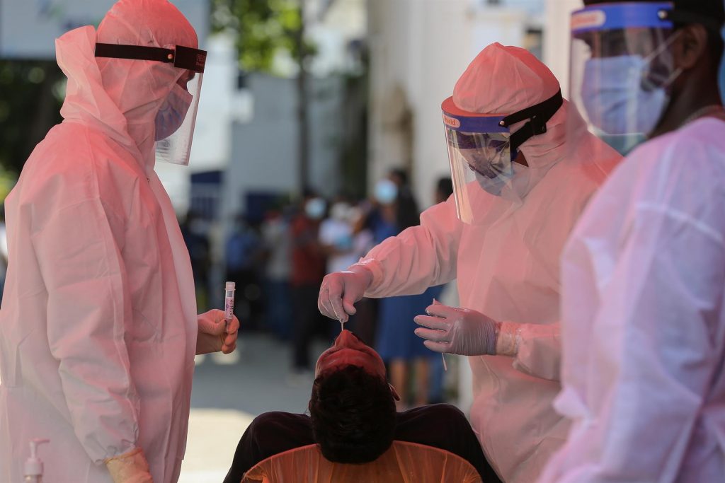 Alertan sobre falsa prueba de covid en la que hay que contener la respiración