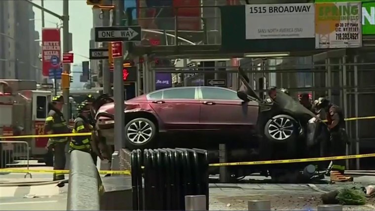 Nueva York conmemora la embestida de un auto en el Times Square