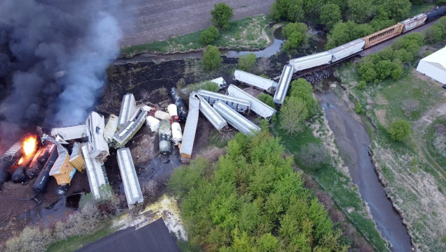 Mira cómo un tren con cargamento peligroso se descarriló en Iowa