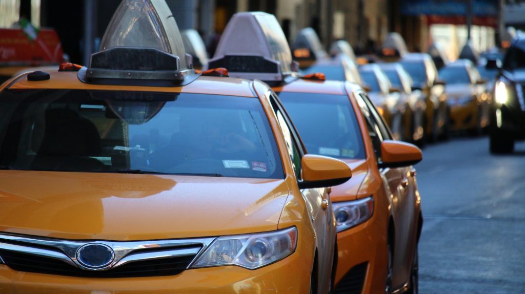 Uber y Lyft ofrecerán viajes gratis a los centros de vacunación