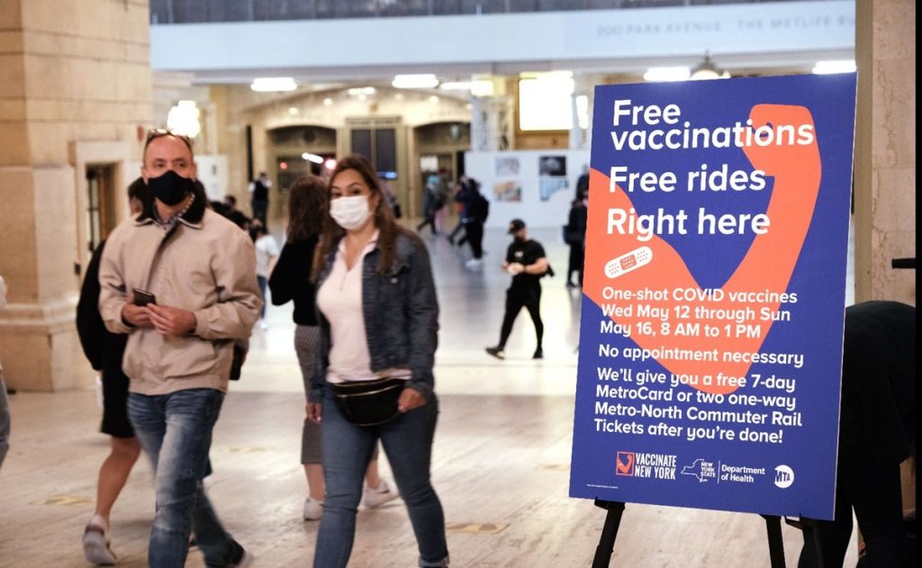 Nueva York extiende programa piloto de vacunas en el metro de la ciudad