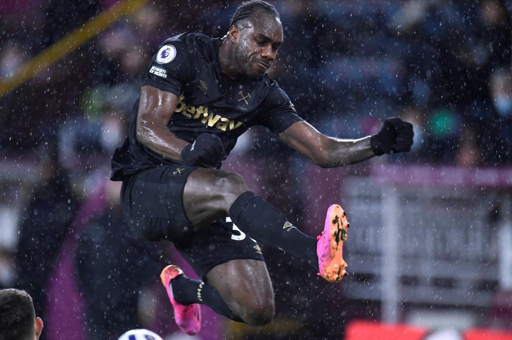 Doblete de Antonio mantiene vivo al West Ham en lucha por la Liga de Campeones