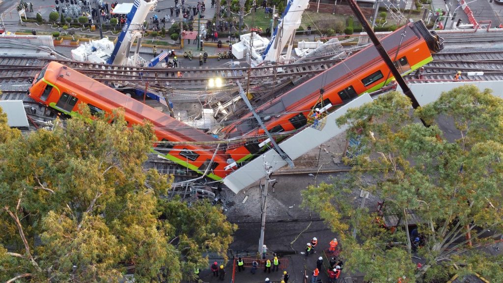 Sube a 24 el número de muertos tras desplomarse un metro en Ciudad de México