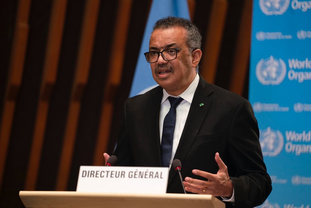 OMS pide a países con alta vacunación donar dosis antes que inocular a los niños