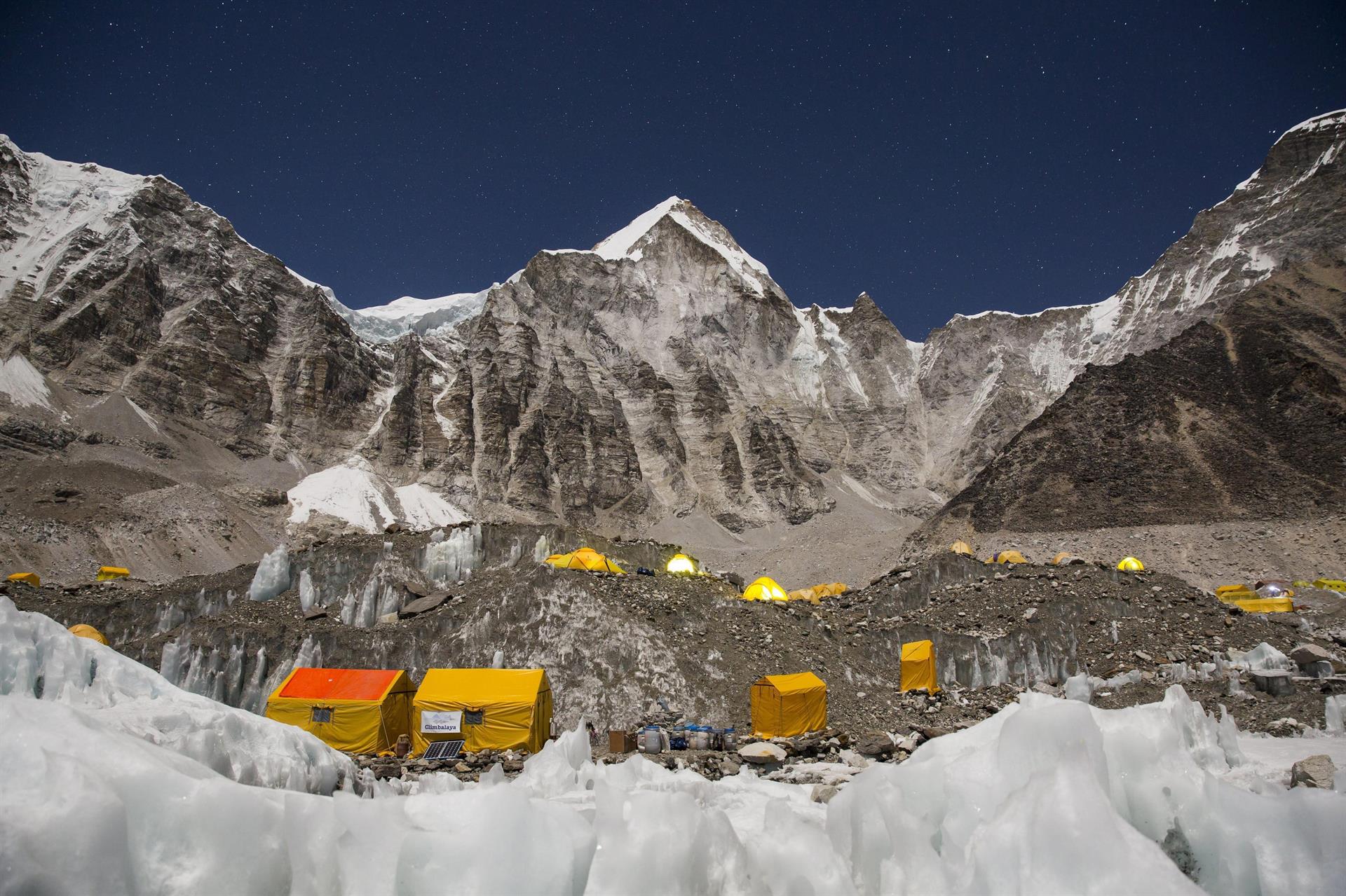 Un estadounidense y un suizo murieron tratando de descender el Everest