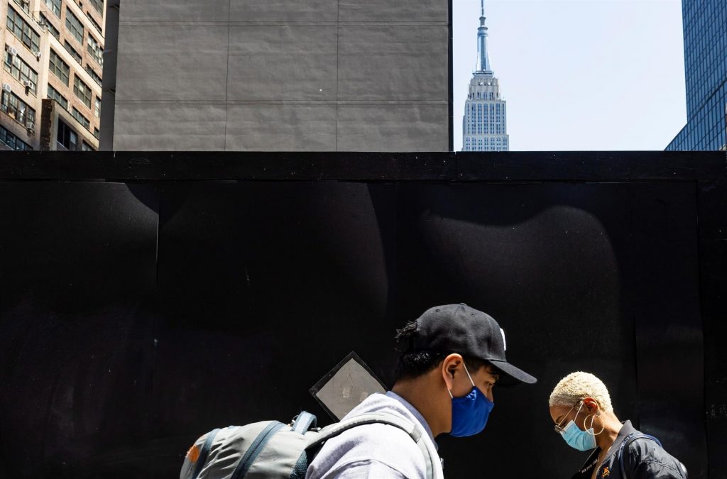Enfermeros de Nueva York critican el uso voluntario de la mascarilla