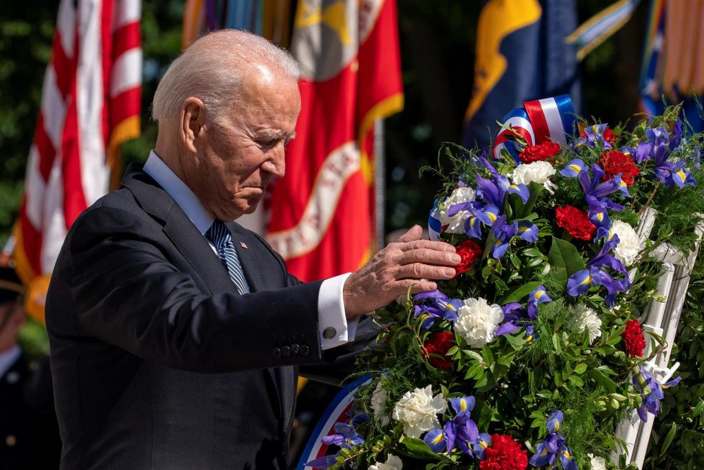 "La democracia está en riesgo": la advertencia de Biden en el Memorial Day
