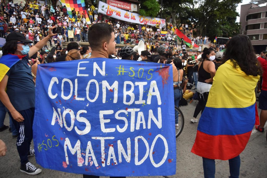Un policía asesinado y 2 más heridos durante enfrentamiento con manifestantes en Cali