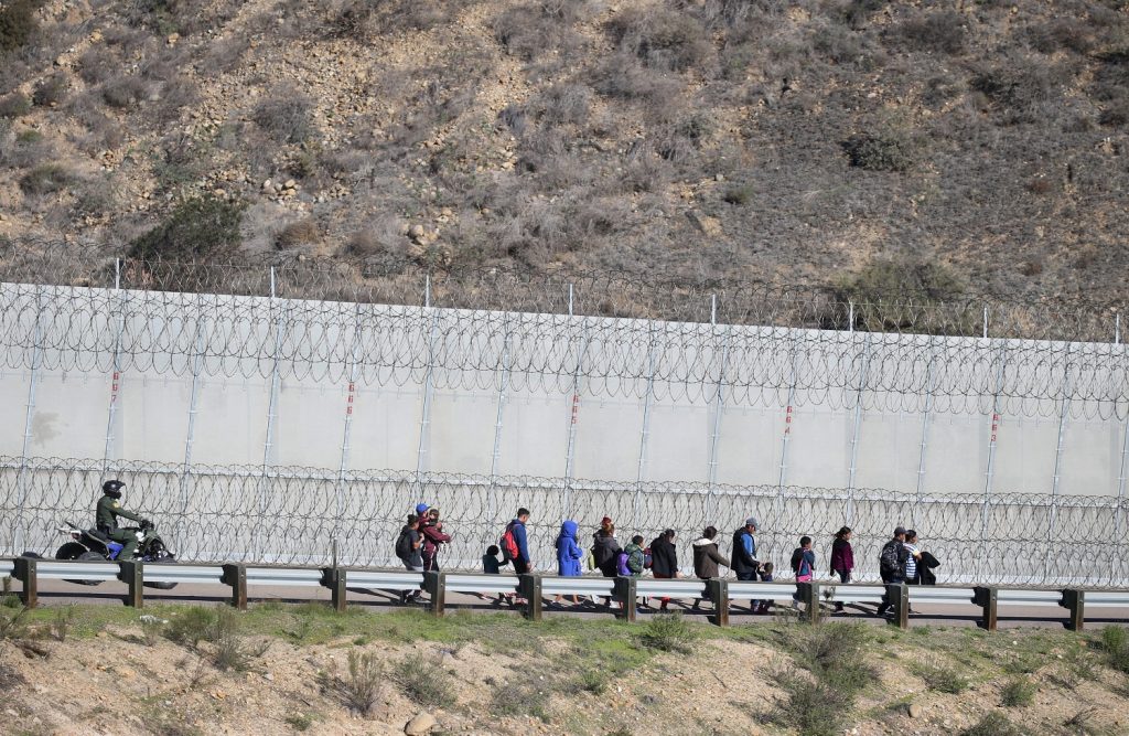 Rescatan en buen estado de salud a 5 niñas migrantes abandonadas en la frontera con México
