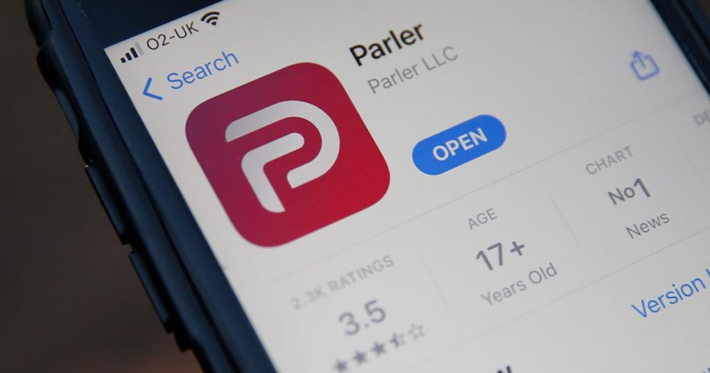 Parler, la red favorita de la extrema derecha vuelve a la App Store