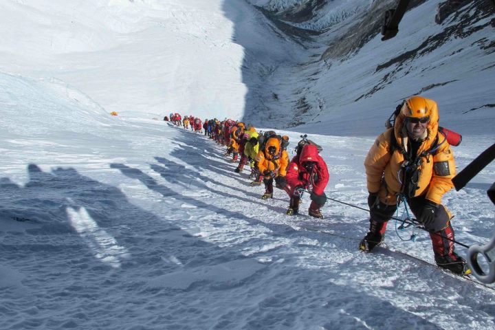 Unos 150 escaladores hacen cima en el Everest pese al brote de COVID-19