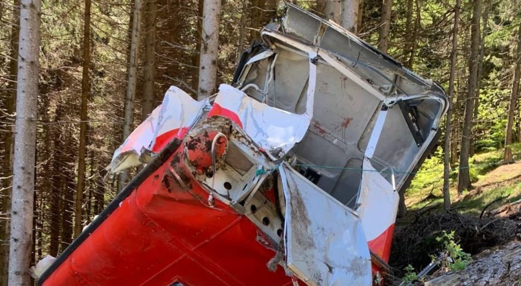 El niño herido en caída del teleférico en Italia empieza a despertar del coma