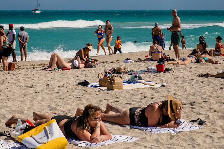 Una sirena perdió el teléfono en una playa de Florida y lo recuperó 77 días después