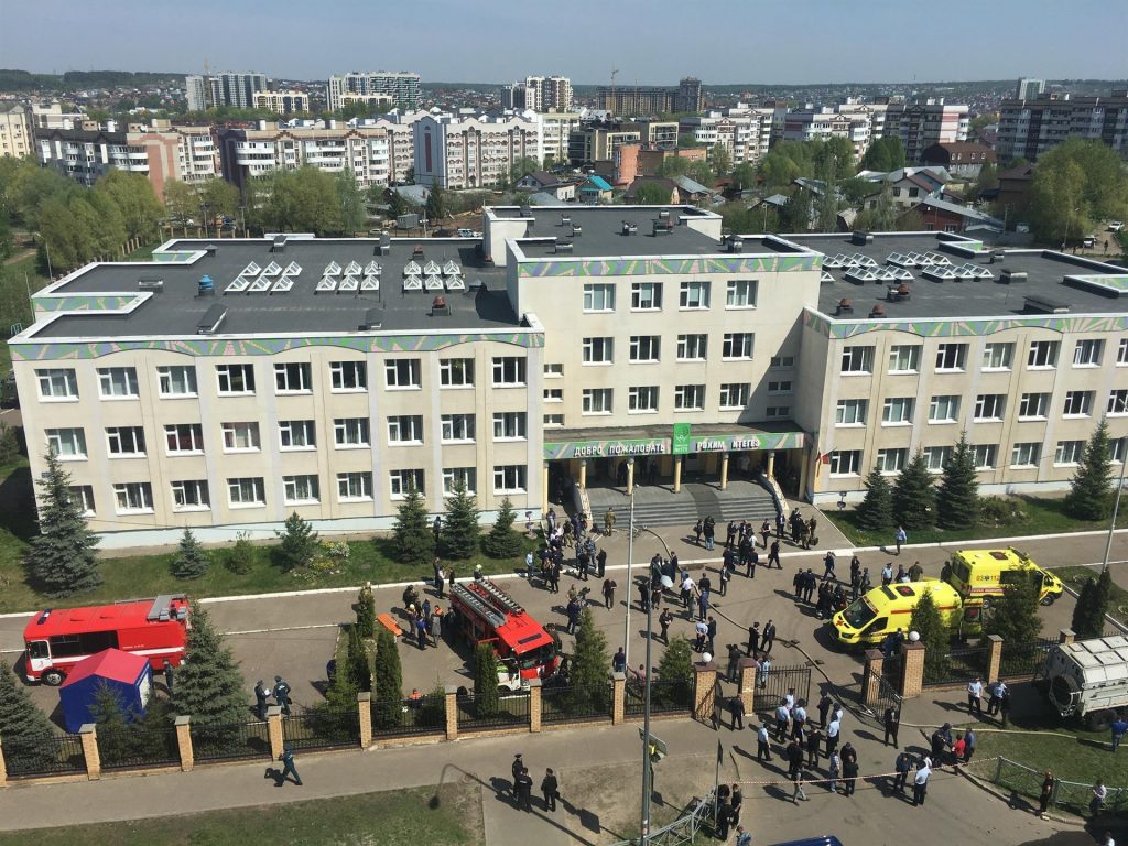 Putin urge revisar normativa de permisos de armas tras tiroteo en escuela de Kazán que dejó 8 muertos