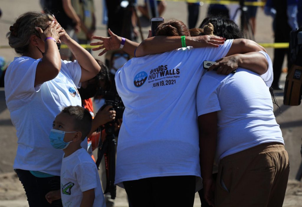Familias migrantes se abrazan en la frontera con EEUU tras décadas sin verse