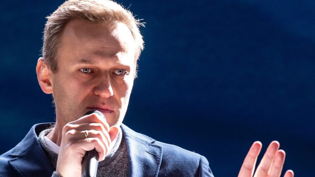 Navalni dice que no se rendirá luego de que el régimen de Putin prohibiera sus organizaciones
