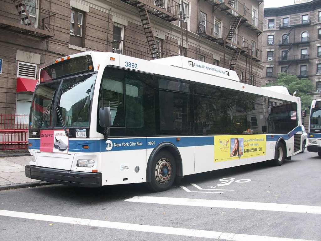 Choque de un autobús con una vivienda deja 17 heridos en Nueva York