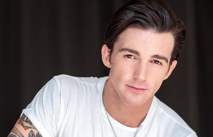 Acusan al actor Drake Bell de 2 delitos contra menores de edad y él se declara inocente