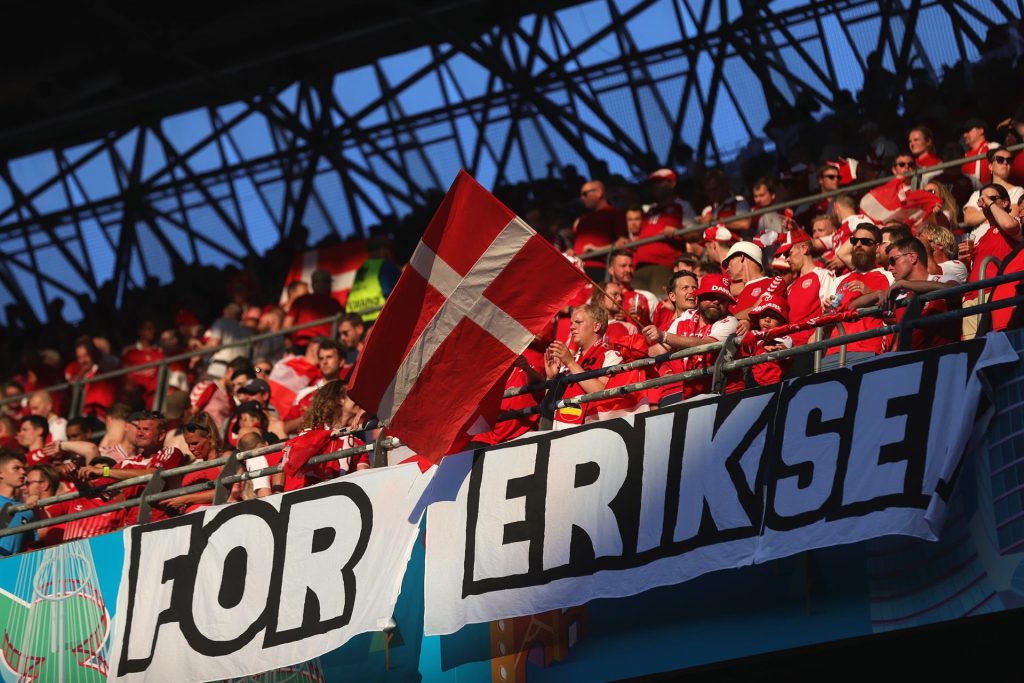 Ahora es Eriksen quien llena de vida a sus compañeros con su visita a la concentración