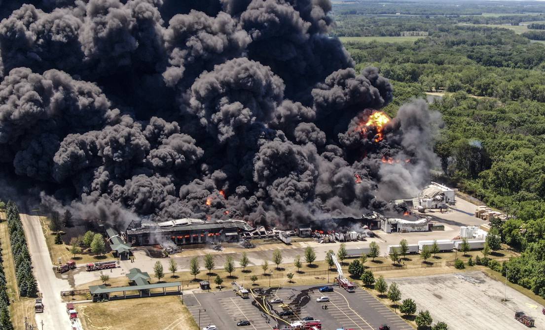 Evacúan a cientos de personas por explosión en planta industrial de EEUU