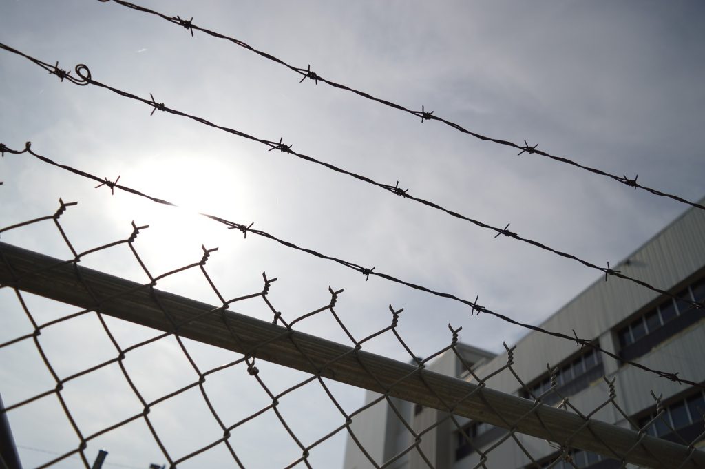 Arrestan en Florida por manipulación de pruebas a madre de joven asesino