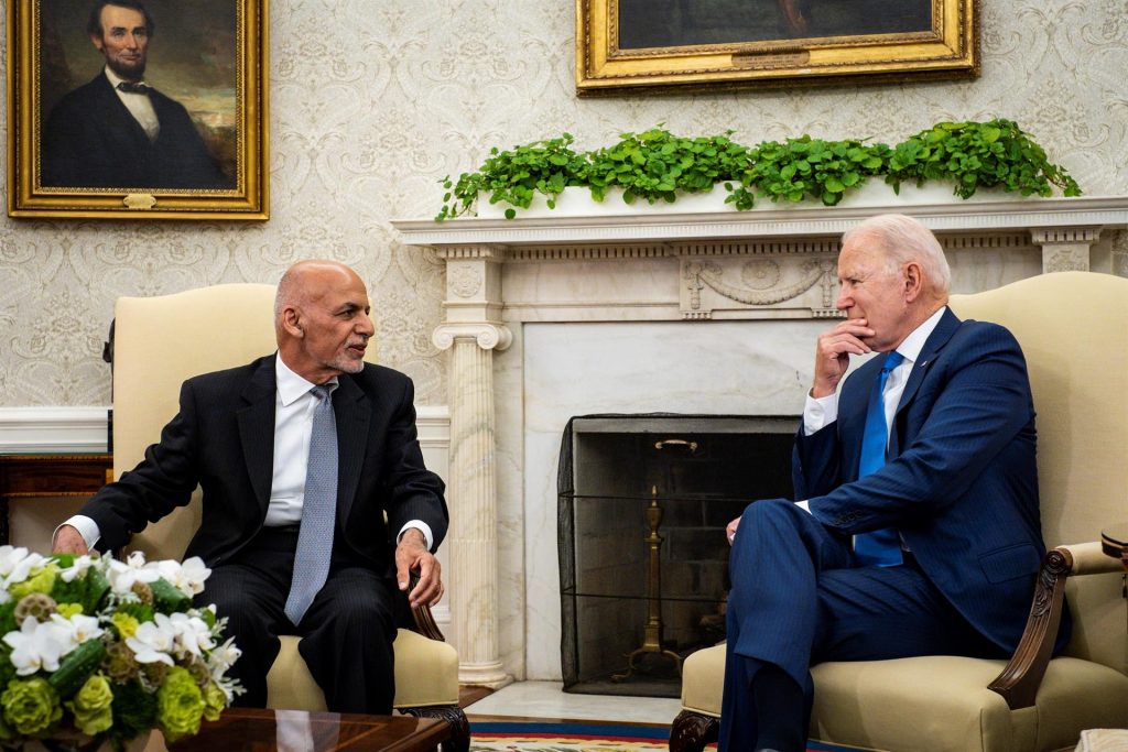Bide reitera apoyo a Ghani, pero insiste en dar más autonomía a los afganos