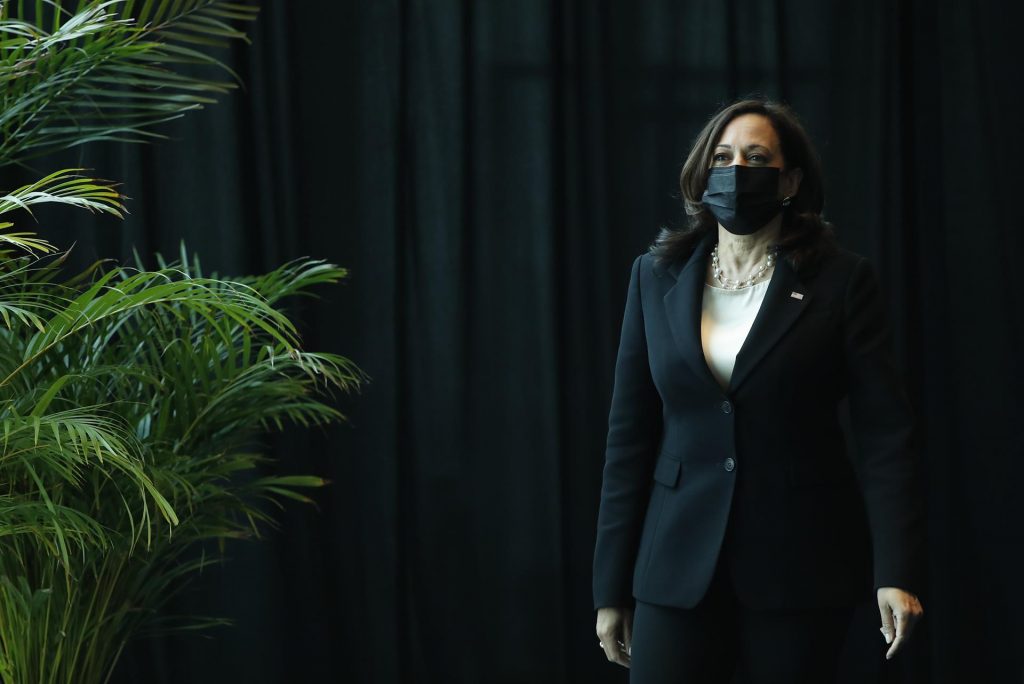 Kamala Harris se defiende de las críticas por no haber visitado la frontera