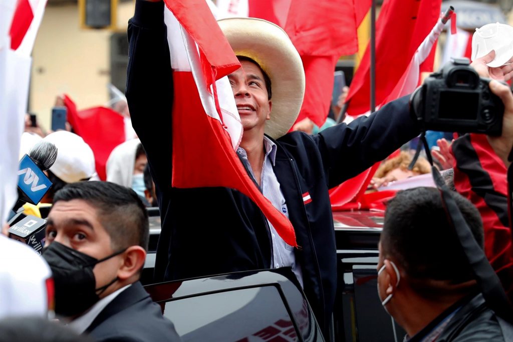Castillo toma ventaja en el cabeza a cabeza con Fujimori