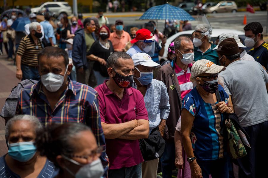 Opositor venezolano denuncia contagios en puntos de vacunación
