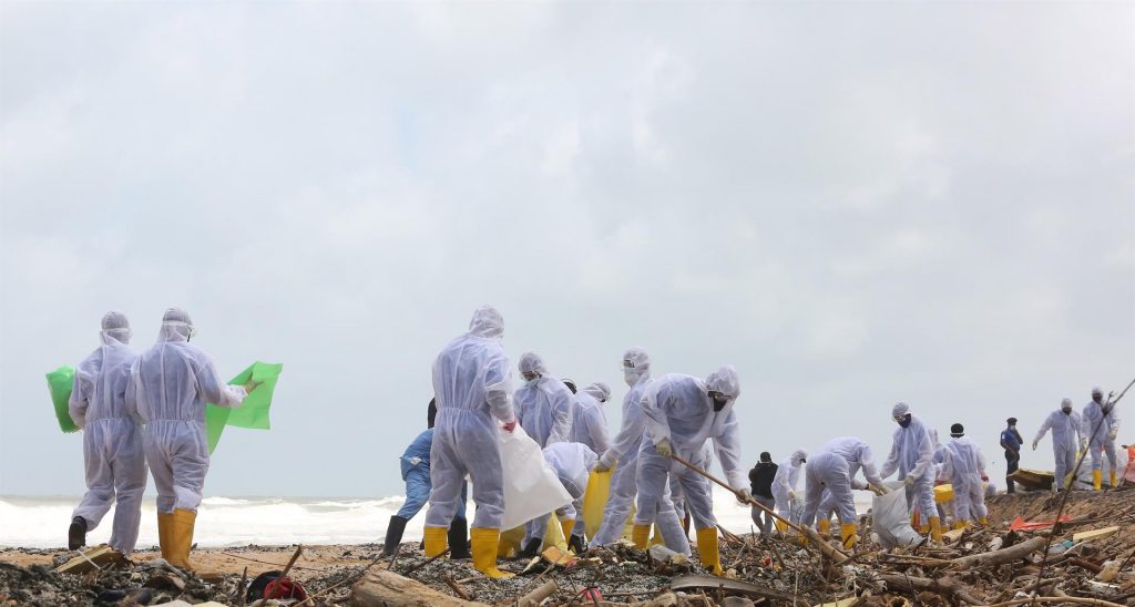 Sofocado el incendio de un barco que ha provocado el mayor vertido químico de la historia de Sri Lanka