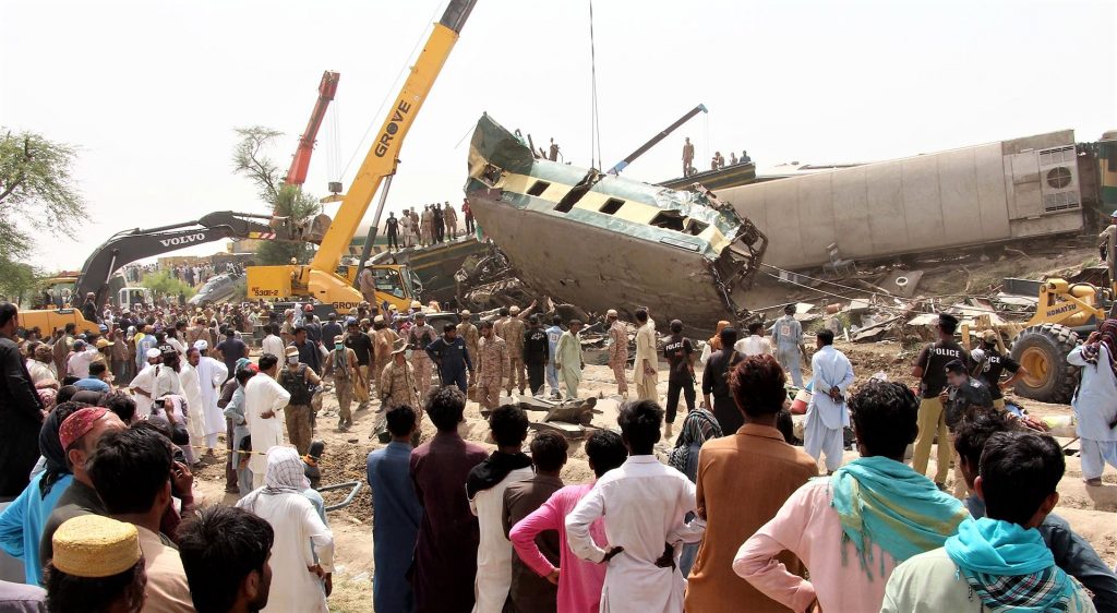 Choque de trenes en Pakistan deja al menos 40 muertos y un centenar de heridos