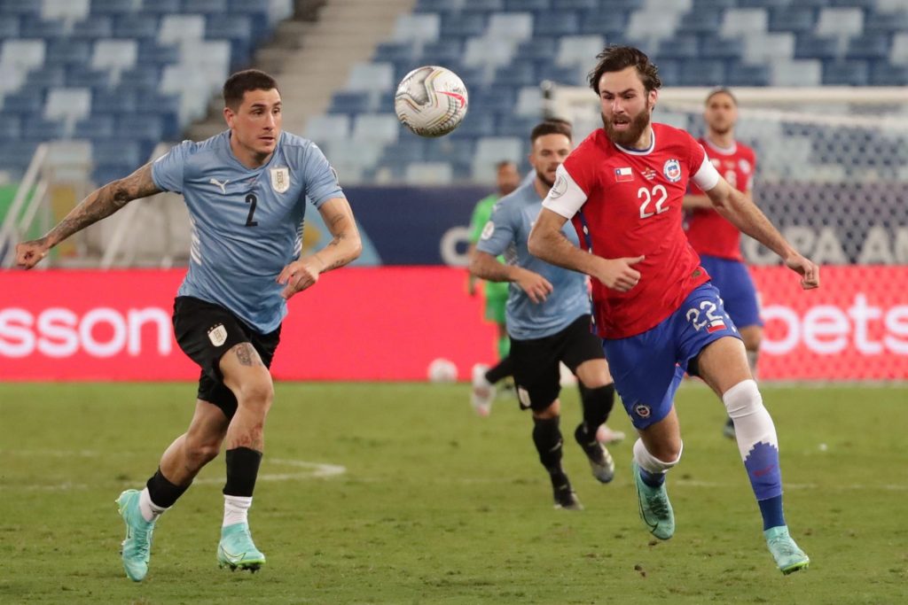 Uruguay respira con un autogol de Vidal, que le da el empate con Chile