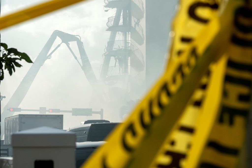 Edificio colapsado en Surfside sufre un incendio mientras buscan sobrevivientes