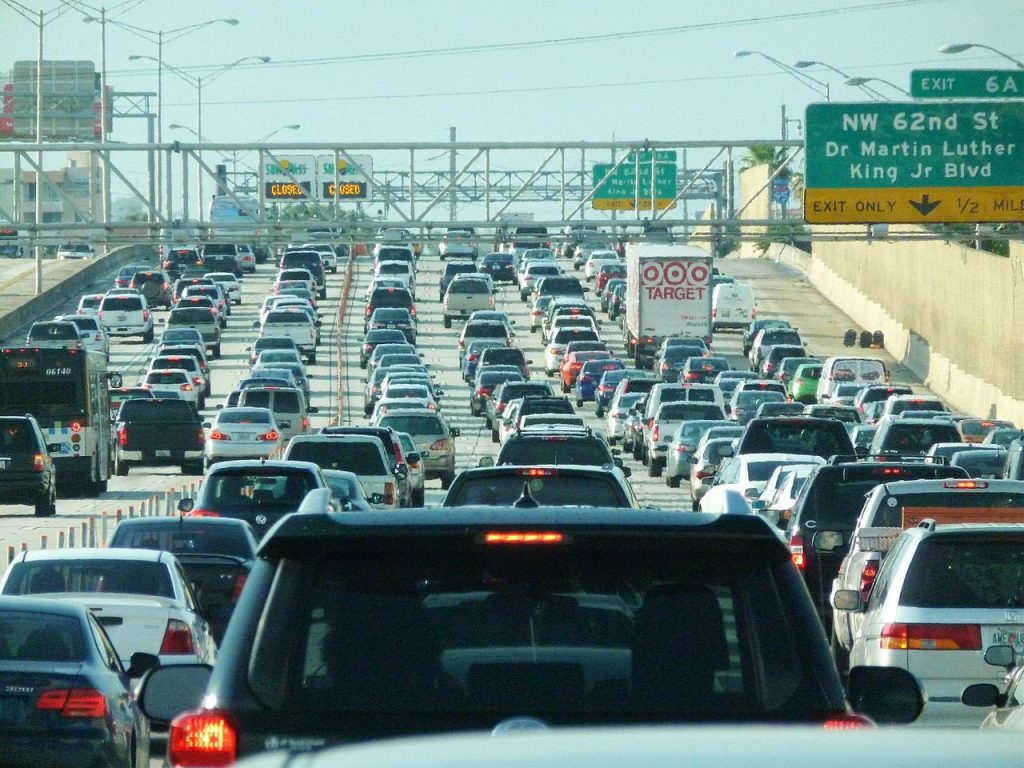 ¿La viste? Señal electrónica pirateada en Miami decía: "detengan a Fauci" y "las vacunas matan"