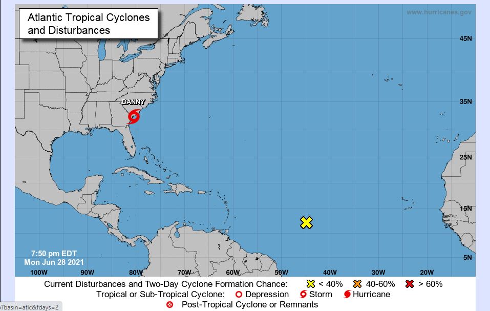 Tormenta tropical Danny toca tierra en la costa de Carolina del Sur, en EEUU