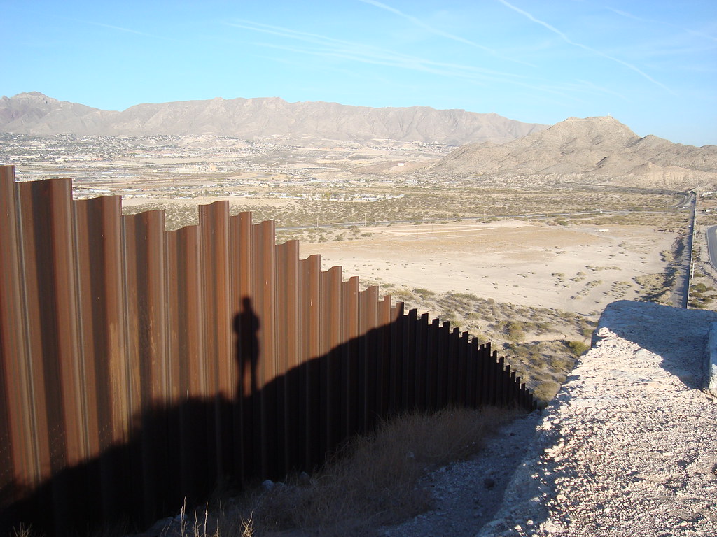 Migrante mexicano que cayó de la valla fronteriza murió bajo custodia