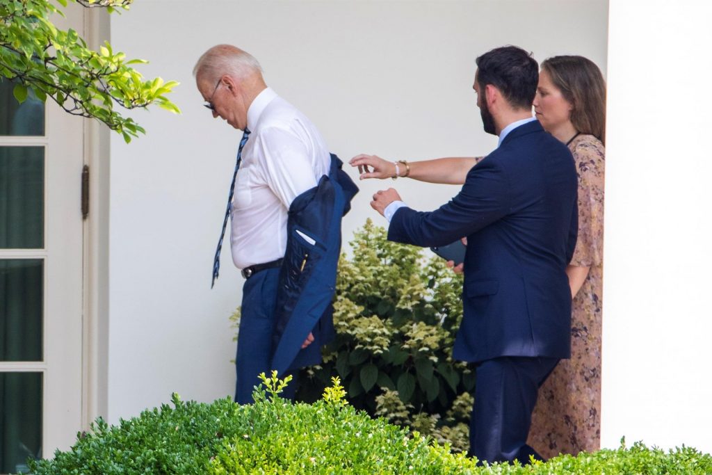 Dos asesores vacunados de Biden y de Pelosi dieron positivo