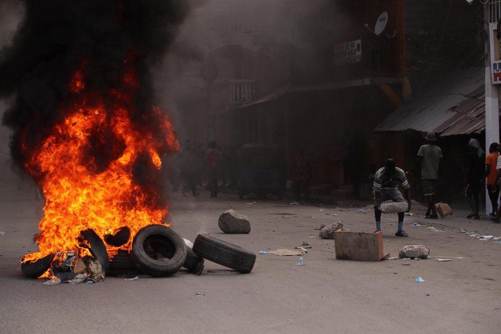 Arden barricadas en Haití durante la víspera del funeral de Moise