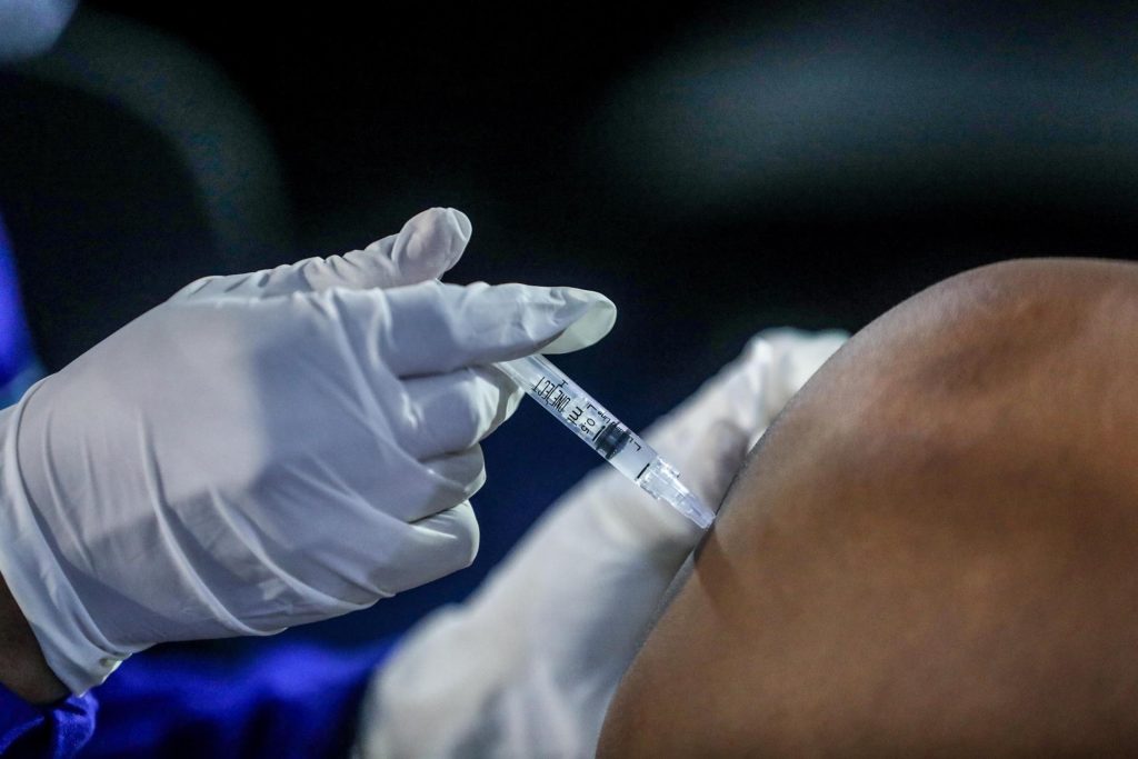 Covax y Banco Mundial aprueban acelerar la provisión de vacunas