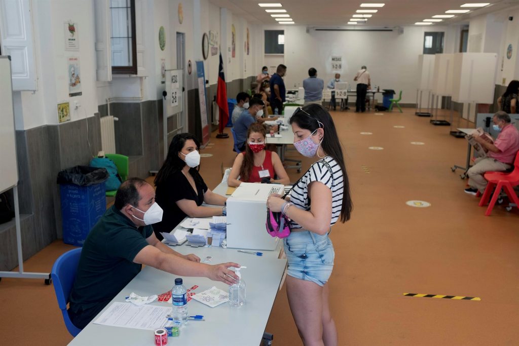Primarias presidenciales arrancan en Chile con temor a baja participación