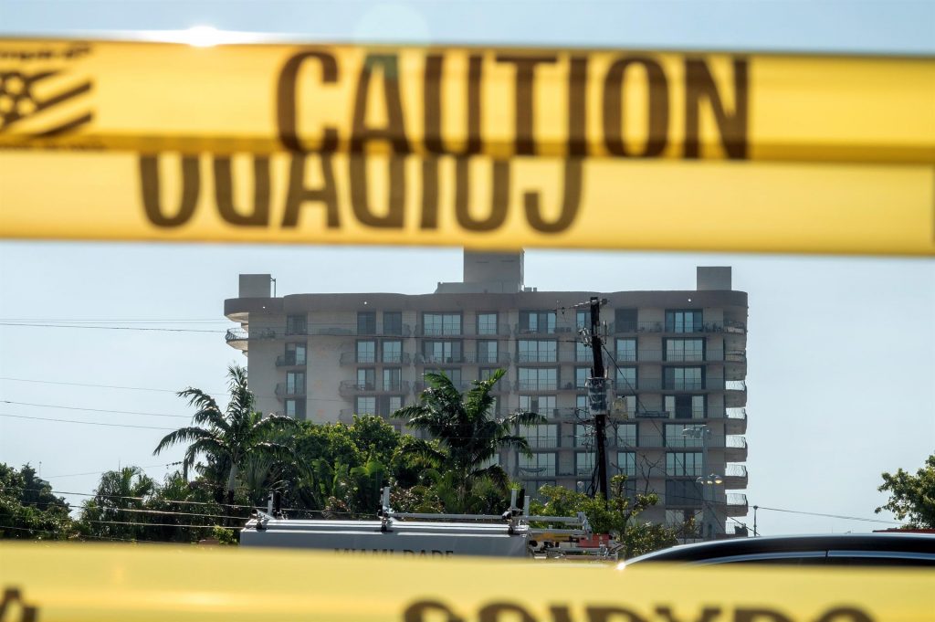 Esperan la demolición del edificio que se derrumbó en Miami