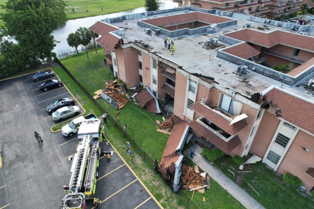 Evacúan edificio de Miami-Dade tras desplome parcial del tejado