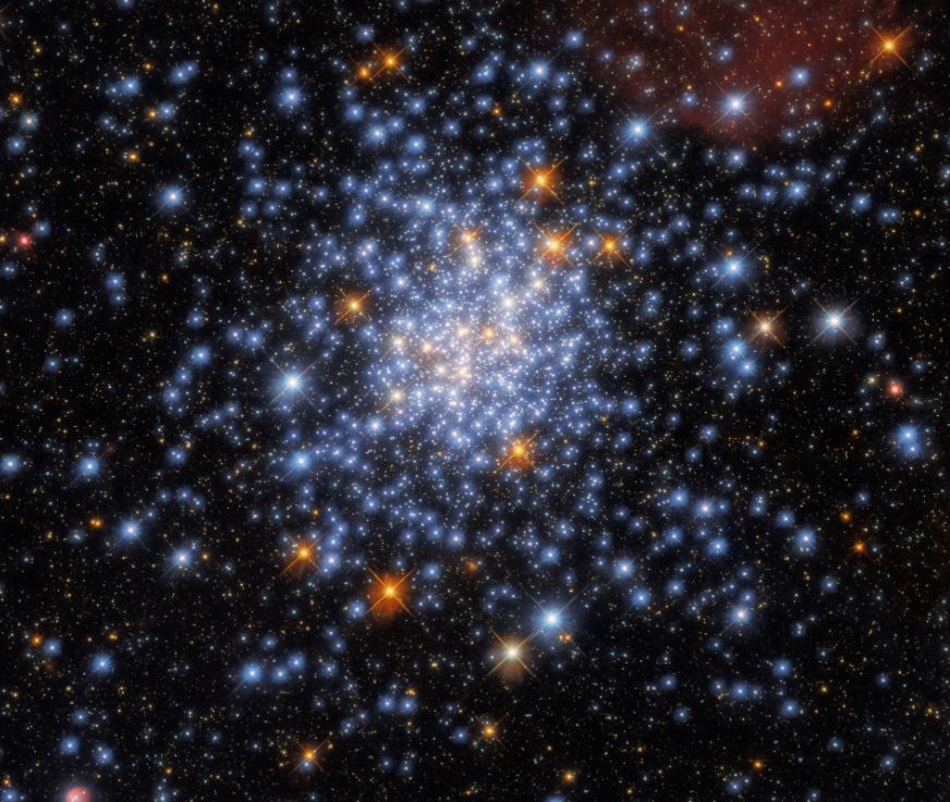 Hubble ve un cúmulo estelar en rojo, blanco y azul