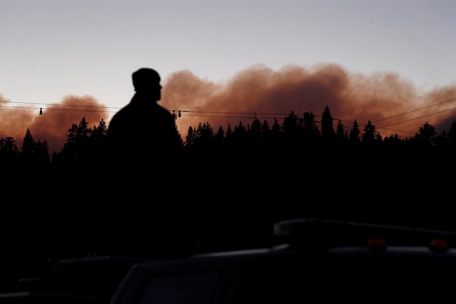 El incendio del lago Tahoe en California sigue creciendo y ya llega a Nevada