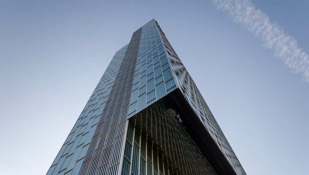 Joven escala un hotel de 120 metros de altura en Barcelona
